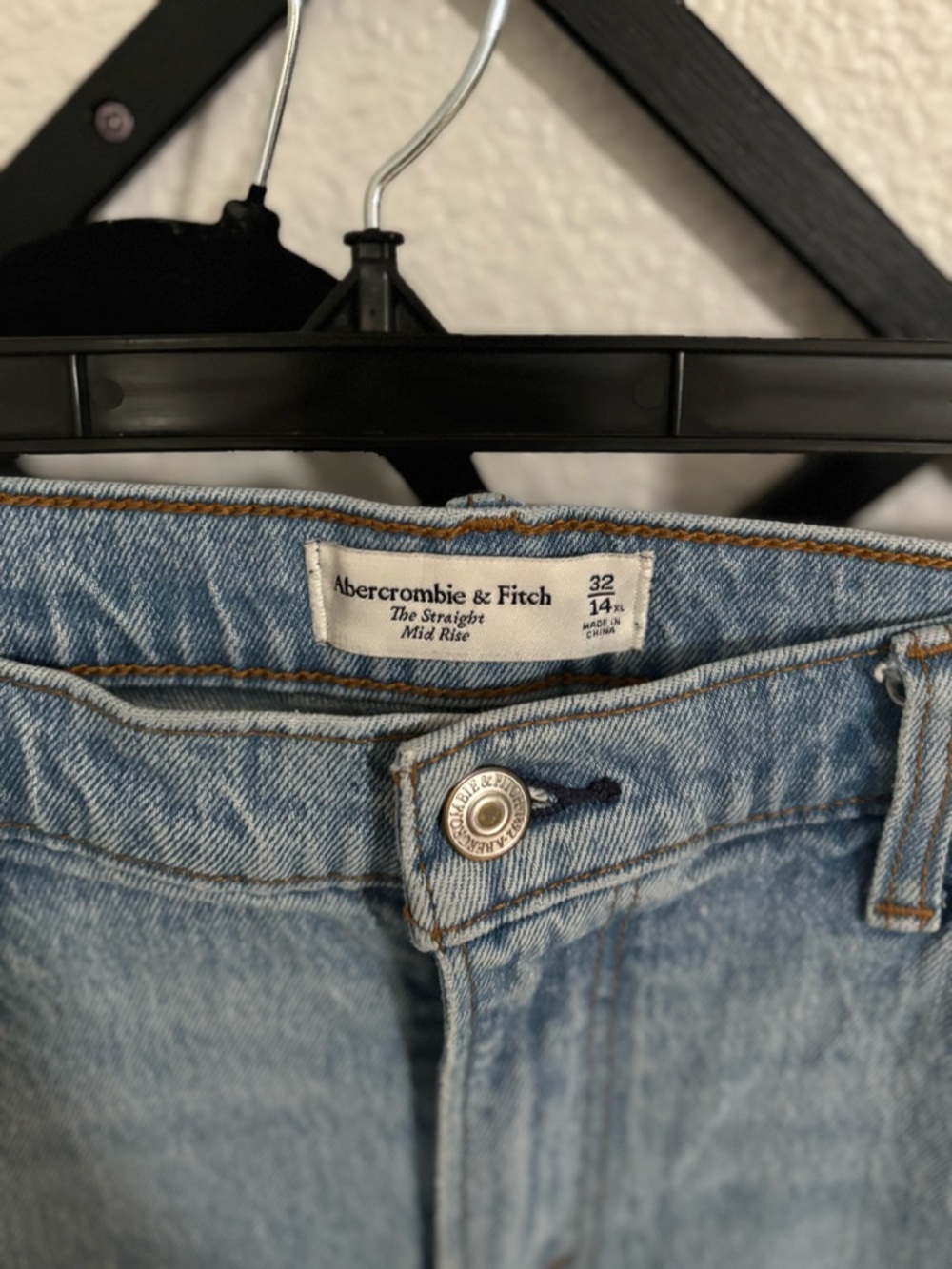 Abercrombie The Straight Mid Rise Jeans Light Wash Size 32 Raw Hem Crop - Picture 3 of 4